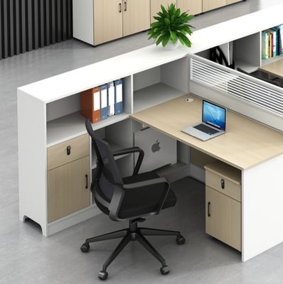 Escritorio de escritorio moderno con pantalla de personal simple y silla combinación de 3 personas Cubicle modular de madera Escritorio de estación de trabajo