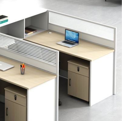 Escritorio de escritorio moderno con pantalla de personal simple y silla combinación de 3 personas Cubicle modular de madera Escritorio de estación de trabajo